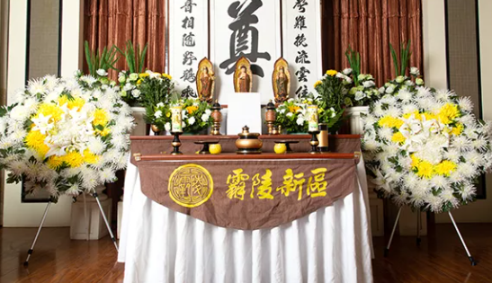 鮮花祭祀是一種為了表達(dá)哀悼、惋惜、懷念