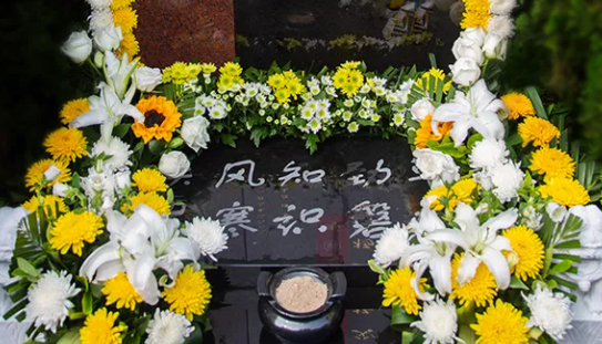 鮮花祭祀是一種為了表達(dá)哀悼、惋惜、懷念