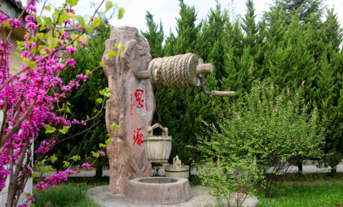 西安鳳棲山墓園北區(qū)可乘坐405、415路公交車抵達(dá)